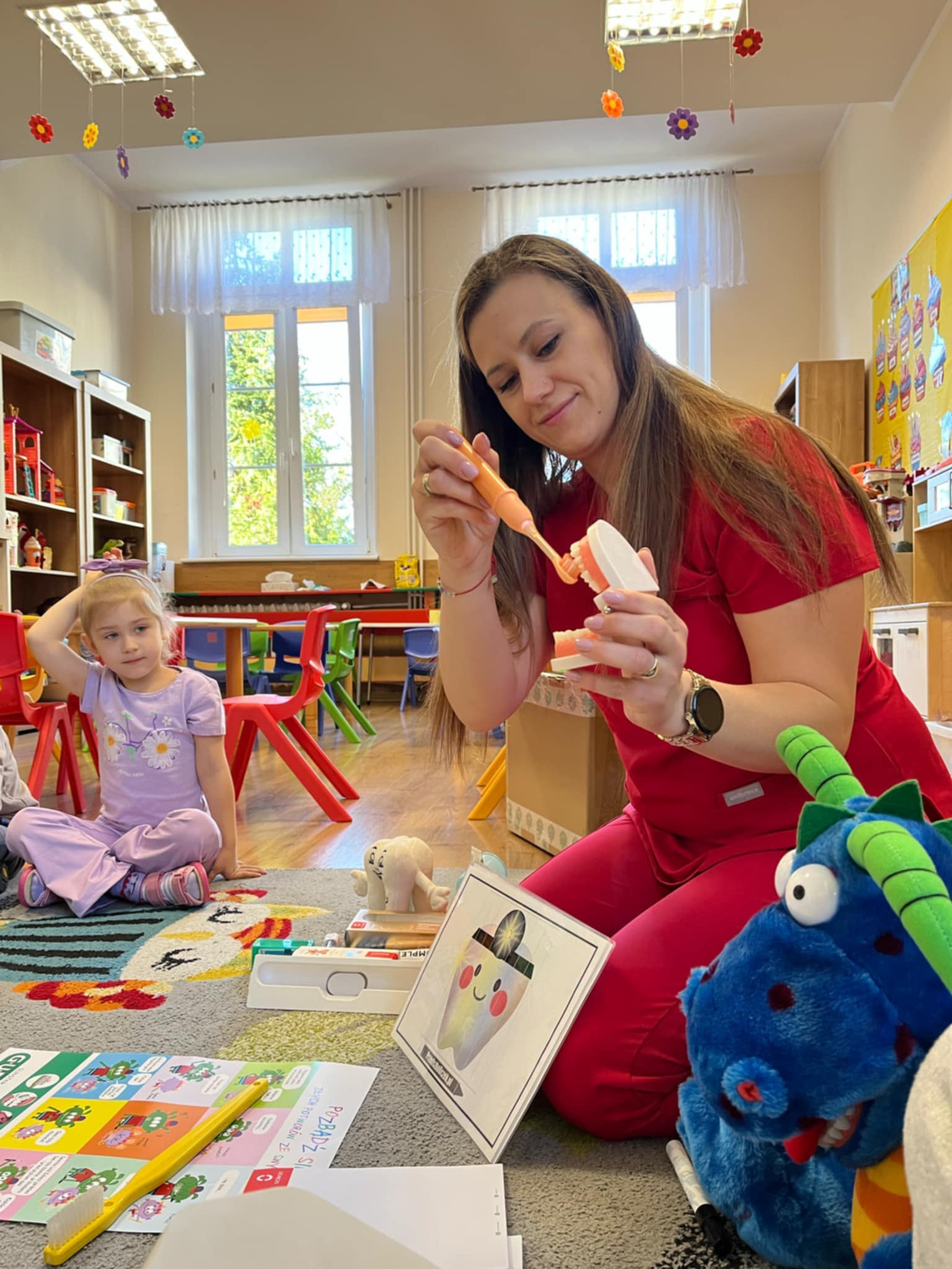 Aurelia Wiśniewska prowadząca warsztaty edukacyjne w placówce oświatowej