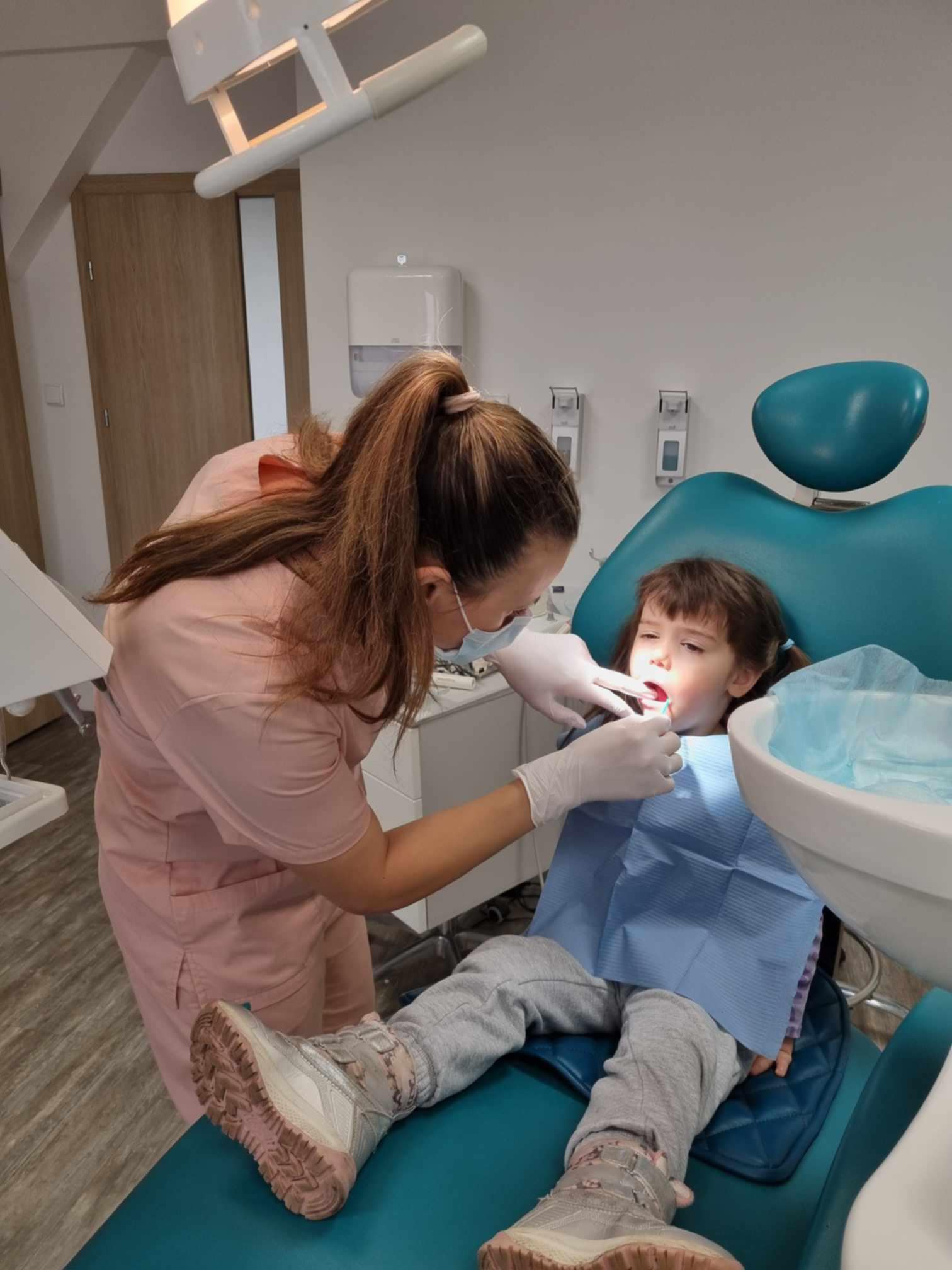 Specjalistka AurisDent podczas zabiegu lapisowania zębów mlecznych